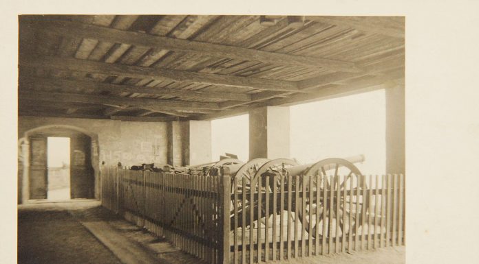 Ansichtspostkarte Kanonen in der Kanonenhalle am Schloßberg